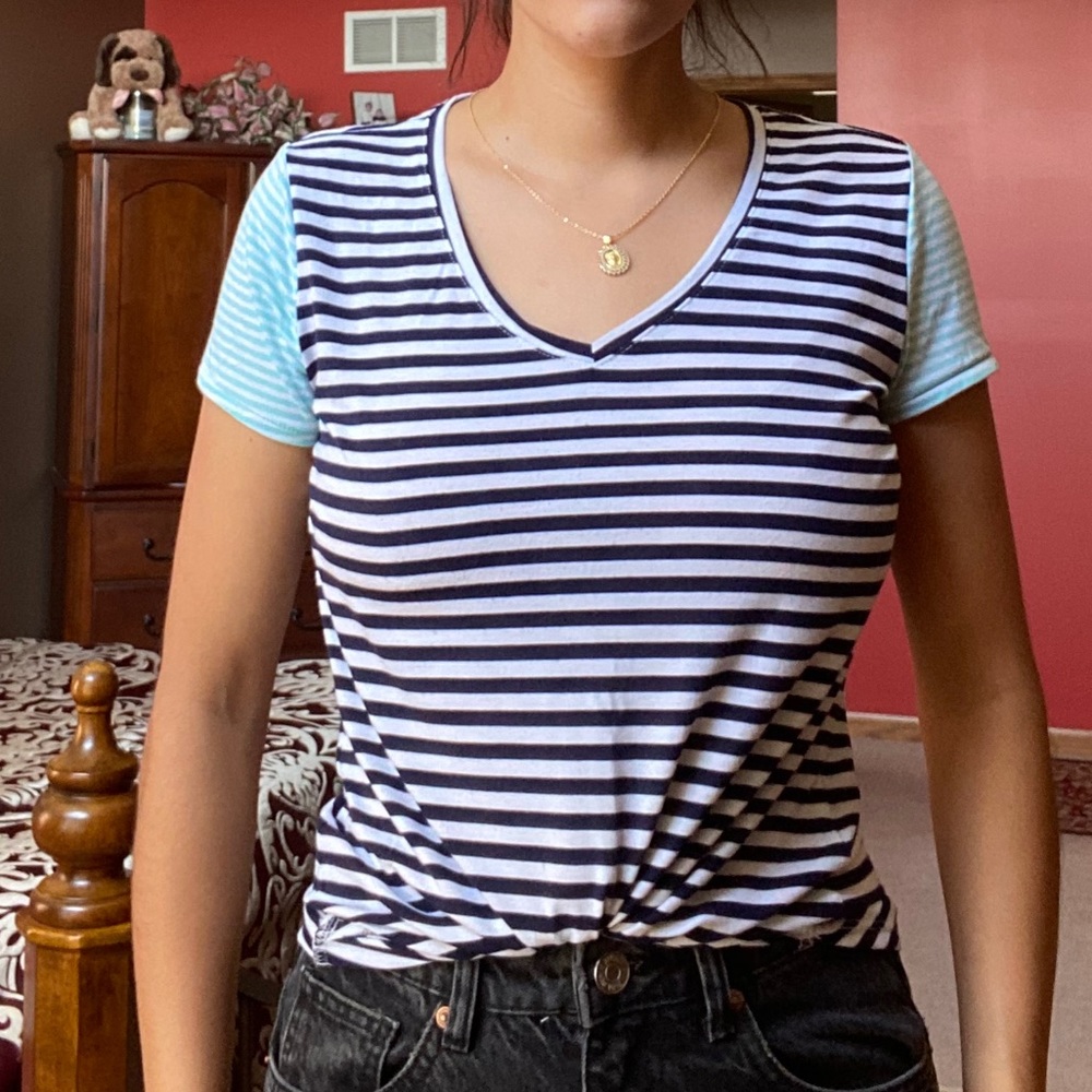 🌻3/$20🌻 Bundle Perfect V-Neck - Picture 3 of 5
